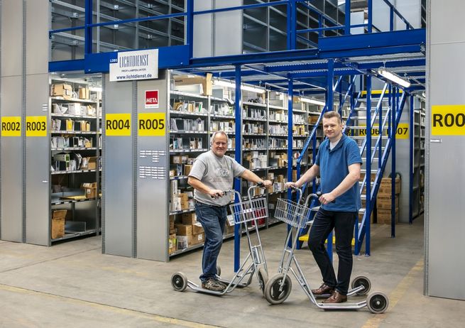 Dyrektorzy zarządzający LDBS Bernd Schwettmann i Robert Bechtle (od lewej do prawej) w nowym magazynie centralnym w Falkensee.