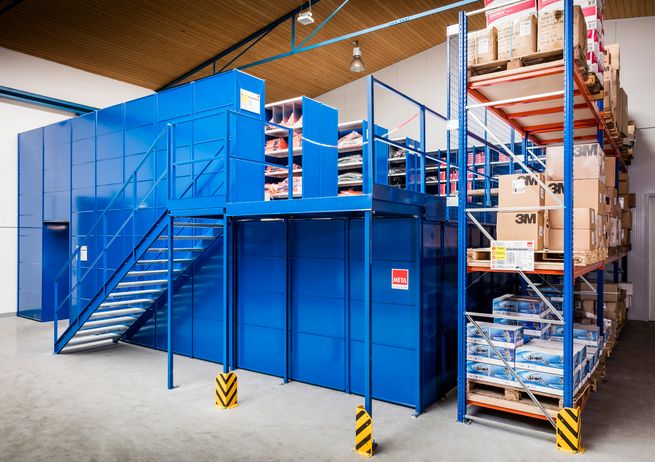 Dwupoziomowy system regałów META CLIP zapewnia uporządkowane składowanie z około 650 półkami i 700 przegrodami.