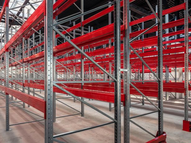 Jak wybrać regały metalowe do magazynów z ograniczoną powierzchnią i dużą liczbą SKU
