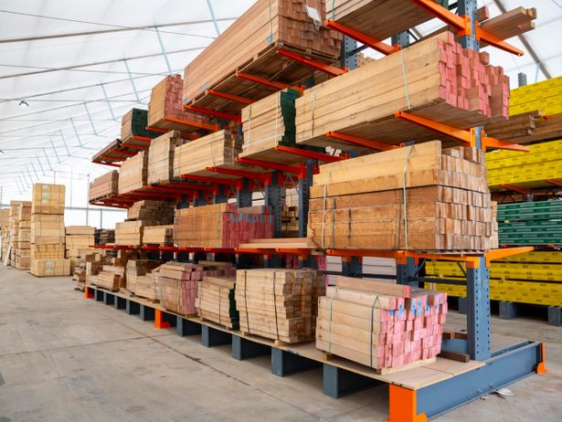 Regały półkowe a regały wspornikowe – porównanie funkcjonalności