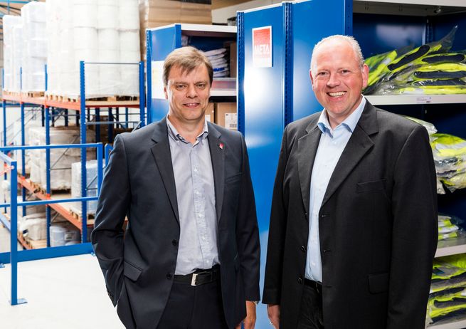 Jürgen Bickmann z Ullner und Ullner wraz z META serwisem terenowym Martin Hitzfeld na nowym, dwupoziomowym systemie regałów META CLIP.