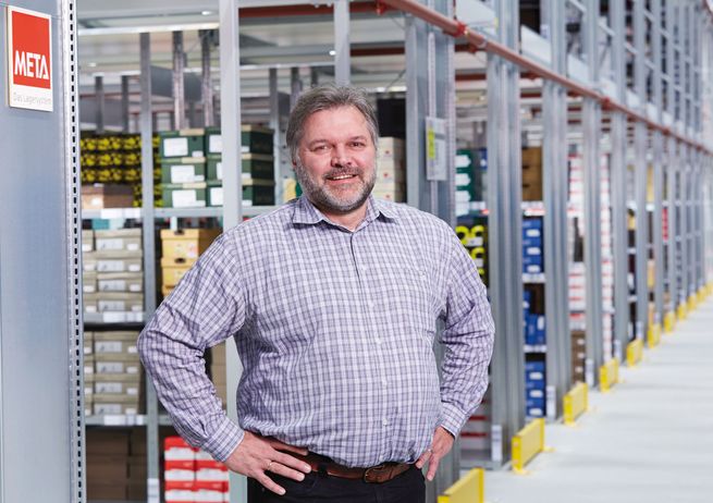 Udo Bauer, kierownik ds. logistyki w Schuh und Sport Mücke, jest zadowolony z nowego magazynu centralnego z nowoczesną technologią regałów.
