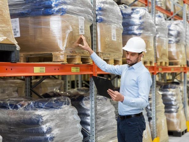 Składowanie komponentów wielkogabarytowych – jak dopasować regały na wymiar