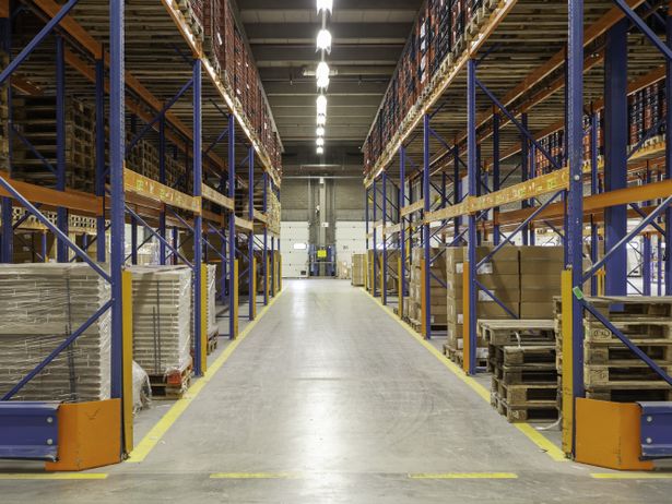 Regały do towarów ciężkich - jak dobrać konstrukcję do dużych obciążeń