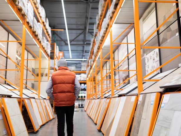 Regały z półkami ukośnymi a przechowywanie drobnych komponentów – praktyczne porady